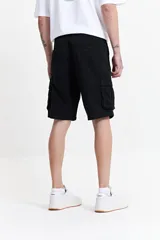 Bermuda cargo negra de tela resistente con pasacinto.