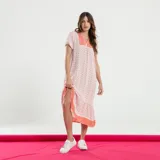 Vestido midi de corte recto, con estampado floral en tonos rosa y naranja sobre fondo crudo. Presenta cuello en V, mangas cortas y ruedo con volantes.