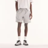Short New Balance de felpa francesa gris, con cintura elástica, bolsillos laterales y logotipo bordado en el muslo izquierdo.