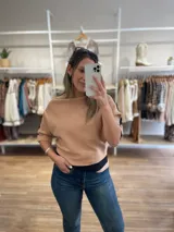 Sweater color beige con mangas murciélago y detalle de rib en puños y ruedo.