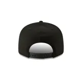 Gorro snapback New Era 9FIFTY negro con logo de los Green Bay Packers bordado en negro en los paneles frontales y cierre ajustable a presión en la parte trasera.