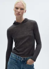 Jersey de punto fino con capucha, de corte recto y manga larga, confeccionado en una mezcla de poliamida, acrílico, lana y alpaca.