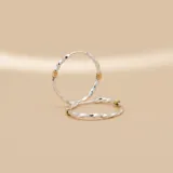 Aros tipo argolla de diseño torneado, elaborados en plata 925 con detalles decorativos en oro.