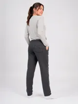 Pantalón deportivo gris claro, de corte recto y tiro alto, con cordones ajustables en la cintura y bolsillos laterales.