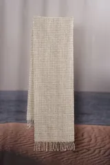 Bufanda unisex con flecos, confeccionada en lana fina sin teñir, con diseño pata de gallo en tonos beige y marrón.