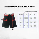Bermuda de algodón gris jaspeado, con cintura elástica y cordón ajustable. Presenta un forro interior con estampado de camuflaje tipo bosque (Realtree) visible en el borde superior. Posee un pequeño bordado en la pierna derecha.