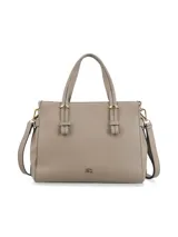 Cartera de mano tipo tote en color visón, confeccionada en cuero con textura granulada. Presenta doble asa superior, correa larga ajustable y extraíble, herrajes metálicos dorados y logo de la marca grabado en la parte inferior frontal.