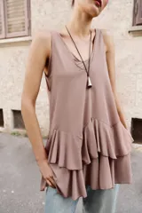 Vestido corto de escote redondo y tirantes anchos, con diseño de volantes en el bajo.