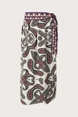 Falda larga fluida de diseño envolvente con estampado paisley en tonos bordó, negro y blanco, con cintura alta decorada con cenefa geométrica y lazo lateral.