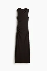 Vestido maxi sin mangas de corte ajustado y color negro, confeccionado en punto con textura, con escote redondo y fruncidos laterales en un hombro y en la cintura que generan un leve efecto drapeado.