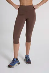 Calza pescador marrón de tiro alto, corte ajustado y largo hasta la mitad de la pantorrilla.