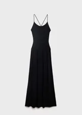 Vestido largo de punto fino color negro, con diseño recto, cuello escotado y tirantes finos que se cruzan en la espalda.