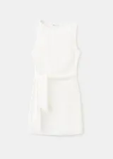 Vestido corto blanco sin mangas, con cuello redondo y detalle de lazo lateral en la cintura.
