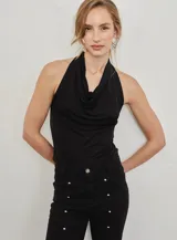 Top de estilo halter en color verde militar, con escote drapeado pronunciado y espalda descubierta.