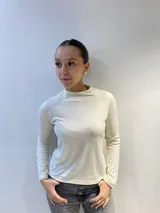 Polera marrón de morley con cuello alto y mangas largas.