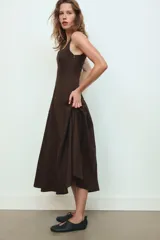 Vestido midi de algodón con escote cuadrado, tirantes anchos y falda con godets que aportan volumen. Cuenta con cierre lateral con cremallera oculta.