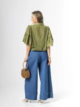 Pantalón wide leg de denim azul, con cintura elástica y apliques de flores grandes en tela vaquera en las piernas.