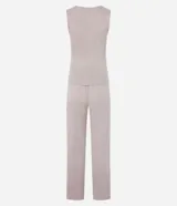 Conjunto de pijama de tres piezas confeccionado en tricot, compuesto por una blusa de cuello redondo, un pantalón de corte recto con cintura elástica y una bata larga abierta. Presenta una textura suave y fluida en color beige.