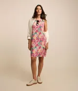 Vestido corto sin mangas de la marca Marfinno, de corte recto, con cuello redondo y estampado floral liberty en tonos rosados, amarillos y verdes sobre base clara.