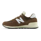 Championes New Balance modelo 574, color marrón oscuro con detalles en marrón más claro y blanco. Presentan capellada de gamuza y malla, logo 'N' blanco en el lateral y entresuela ENCAP de color crema.