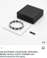 Pulsera de eslabones de acero inoxidable con detalles centrales en goma negra, diseño moderno y minimalista.