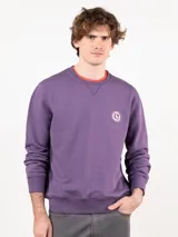 Sudadera lisa color violeta, de corte regular fit, cuello redondo y manga larga. Tiene logo estampado en el pecho.