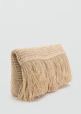 Bolso tipo sobre color tostado, elaborado en tejido de fibra natural con panel de flecos en la parte frontal. Cuenta con forro interior y diseño sin cierre.