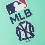 Remera color aqua de manga corta y cuello redondo, con estampado frontal del logo de la MLB y de los New York Yankees.