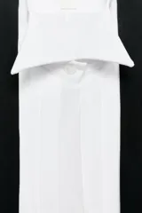 Camisa oversize de algodón con cuello redondo y solapa, manga larga con puño con vuelta y hombro caído. Presenta detalle de tablas en el delantero, cierre frontal con botones ocultos y corbata a contraste incluida.