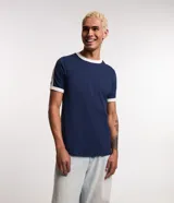 Remera regular verde oscuro de algodón, con cuello redondo, manga corta y detalles de rayas dobles en los hombros y terminaciones en color blanco.