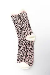 Pack de tres pares de medias estilo crew con diseños variados: un par a rayas horizontales blancas y negras, un par con estampado animal print en tonos rosado y negro, y un par con estampado animal print en tonos blanco y naranja.