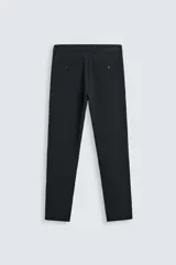 Pantalón chino de corte slim fit, confeccionado en tejido elástico. Presenta bolsillos frontales, bolsillos traseros de vivo con botón y cierre frontal con cremallera y botón.