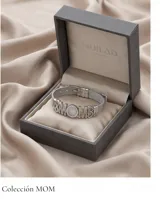 Pulsera de acero plateado con diseño de cadena tipo malla y dijes integrados que forman la palabra MOM, acompañados por un símbolo de infinito y corazones, con incrustaciones de cristales y una perla central.