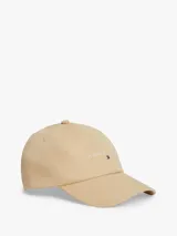 Gorra de béisbol de sarga de algodón color beige, de diseño ligero y seis paneles, con ojales de ventilación y visera curvada con costuras texturizadas. Cuenta con el logo lineal de Tommy Jeans bordado en la parte delantera y cierre ajustable en la parte trasera.