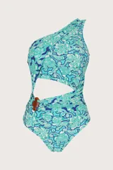 Traje de baño entero de un hombro con estampado floral en tonos celeste, azul y blanco. Presenta un cut out lateral con faja drapeada y accesorio decorativo de piedra color marrón.