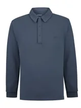 Buzo de manga larga color azul navy de RKF, confeccionado en algodón orgánico. Cuenta con cuello camisero, media apertura con botones y detalle de bordado de pato en el pecho.