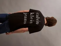 Remera de manga corta Calvin Klein Jeans con cuello redondo y corte regular. Confeccionada en algodón regenerativo con textura ligera tipo slub, presenta el logo de la marca estampado verticalmente en el pecho.