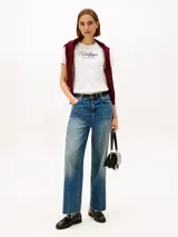 Remera de cuello redondo confeccionada en puro algodón, con corte regular. Presenta el logo de la marca en fuente script bordado en el pecho y detalle distintivo en la nuca.