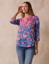 Blusa de modal estampada con flores, marca Ruby Rd. Tiene mangas 3/4 con aplique de crochet y terminación amplia.