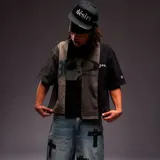 Remera de corte boxy fit, confeccionada con un diseño de paneles verticales en tonos negro y gris. Presenta una estampa frontal con el rostro de una mujer, letras y gráficos abstractos.