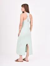 Vestido midi negro de corte recto, sin mangas y con cuello alto.