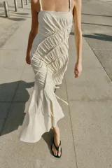 Vestido largo blanco de mezcla de algodón, con escote recto, tirantes finos, detalles de drapeado asimétrico y bajo con volados.