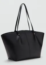Bolso shopper negro de efecto piel, con dos asas de hombro, detalles metálicos, cierre de botón magnético y bolsillo interior con cremallera.