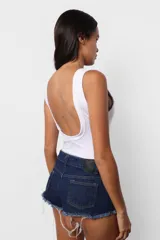 Body negro de microfibra pesada, con escote cuadrado y espalda baja. Terminaciones en collareta, broches snap en entrepierna y elástico interno en contorno de tiro para mejor ajuste.