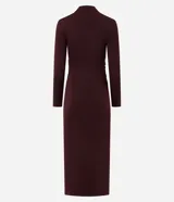 Vestido midi de manga larga en color bordó, con diseño ajustado al cuerpo, cuello redondo y detalle de pliegues asimétricos en uno de los hombros. Presenta una abertura lateral en el ruedo.