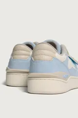 Zapatillas urbanas Hoff modelo Pixel, color celeste y blanco, con ajuste de cordones y tira de velcro con el logo de la marca.