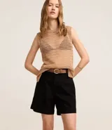 Short de jeans de tiro alto, color celeste claro, con corte recto y bolsillos.