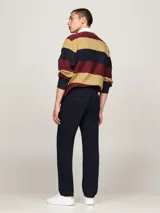 Pantalón chino Tommy Hilfiger modelo Denton de pierna recta, color azul marino, confeccionado en satén de algodón elástico. Cuenta con cierre de cremallera y botón, bolsillos ribeteados en la cintura y bolsillos traseros de ojal con botón.