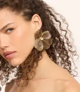 Maxi aros con forma de flor alambraada y núcleo de strass. Cierre con tornillo y baño light gold.