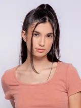 Remera color salmón elastizada de manga corta y cuello redondo.